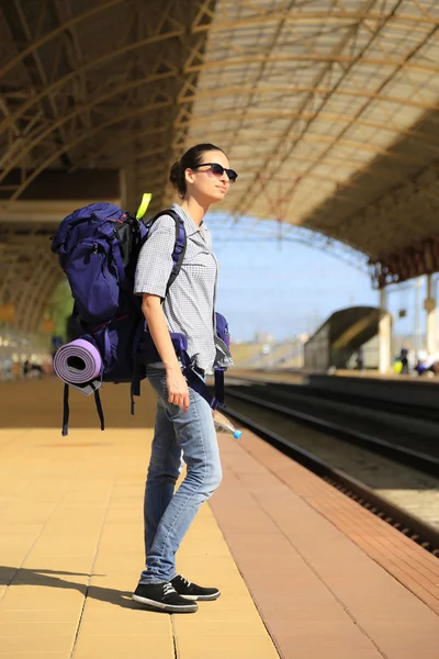 Backpackers meisje te wachten voor de trein — Stockfoto