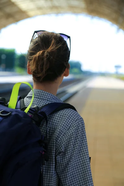 Backpackers ragazza in attesa per il treno — Foto Stock