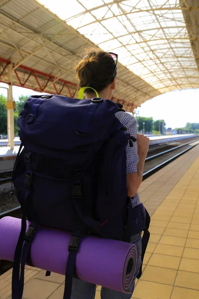 Backpackers ragazza in attesa per il trai — Foto Stock