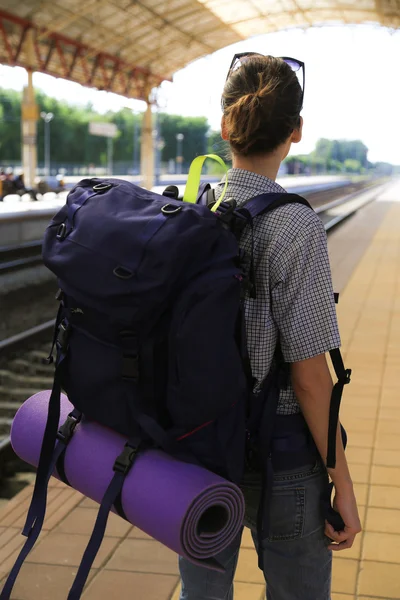 Backpackers ragazza in attesa per il treno — Foto Stock