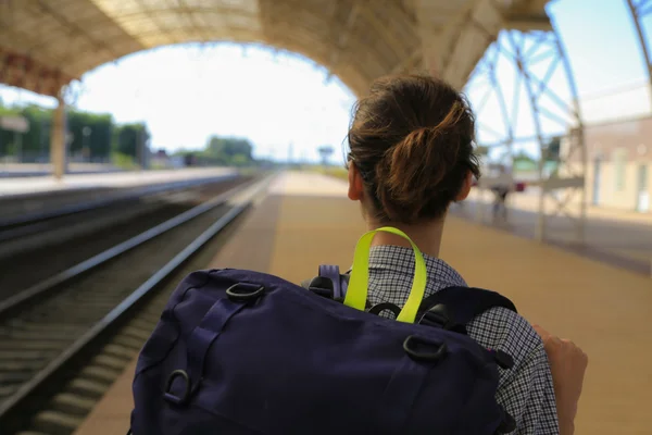 Backpackers meisje te wachten voor de trein — Stockfoto