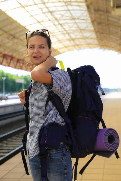 Backpackers meisje te wachten voor de trein — Stockfoto