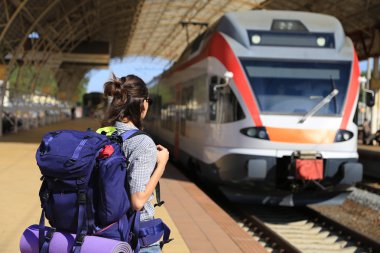 Bir tren bekleyen backpackers kız