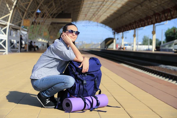 Backpackers meisje te wachten voor de trein — Stockfoto