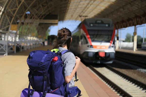 Bir tren bekleyen backpackers kız