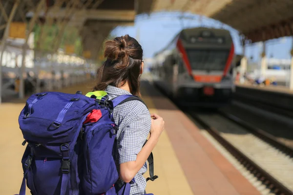 Backpackers meisje te wachten voor de trein — Stockfoto