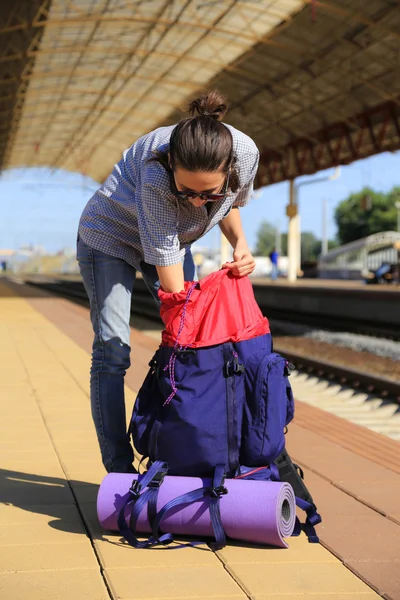 Backpackers ragazza in attesa per il treno — Foto Stock