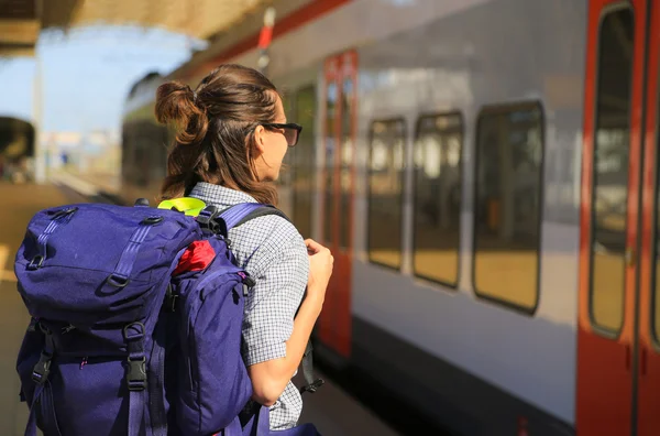 Backpackers meisje te wachten voor de trein — Stockfoto