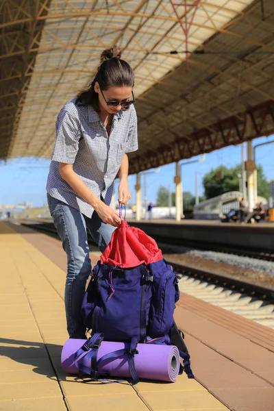 Backpackers meisje te wachten voor de trein — Stockfoto