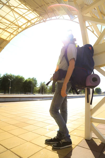 Backpackers meisje te wachten voor de trein — Stockfoto