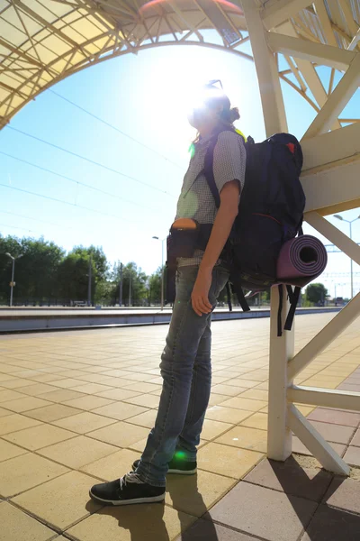 Backpackers meisje te wachten voor de trein — Stockfoto