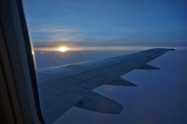 航空機 windows 内部では、日没、日の出、太陽から — ストック写真