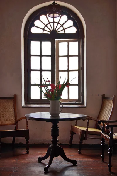 Интерьер, стол, стулья, мебель из красного дерева, окно — стоковое фото