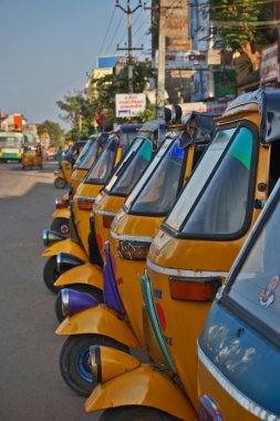 Çekçek, taksi, tuk tuk,