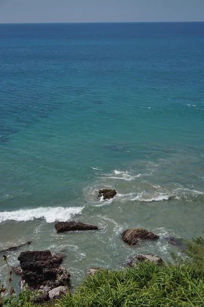 Piedras, rocas y mar azul — Foto de Stock