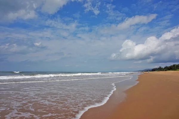 海滩，蓝色的天空，天堂云 — 图库照片