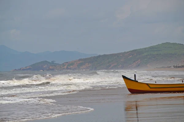 Barco, ondas de espuma — Fotografia de Stock