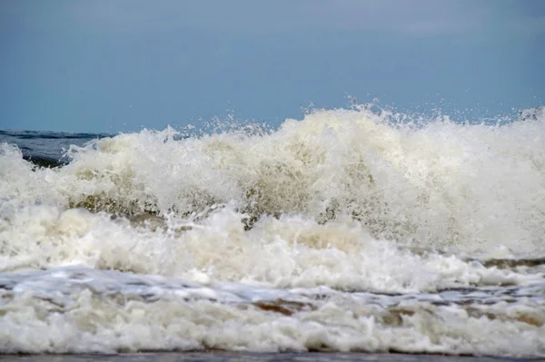 Ondas espumosas —  Fotos de Stock