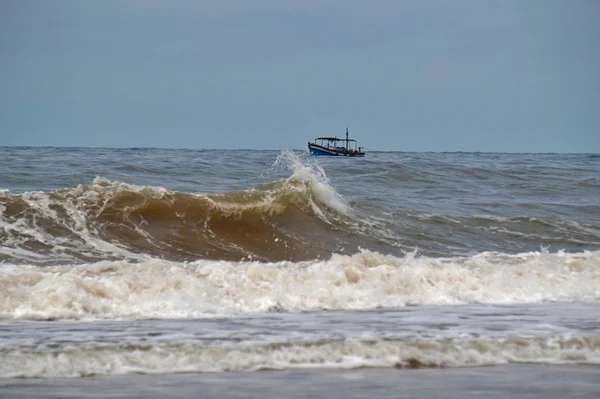 Bateau, vagues moussantes — Photo