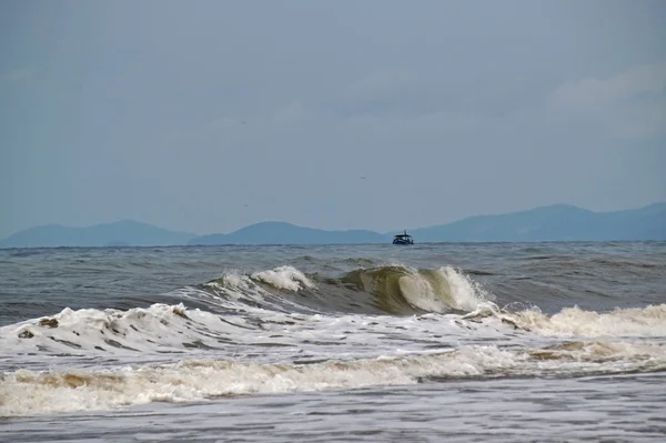 Пінисті хвилі, човен — стокове фото