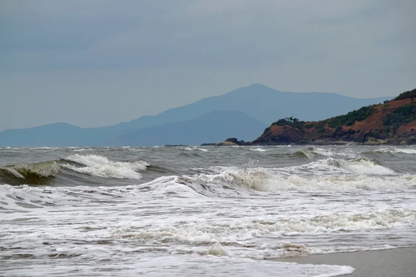 Zpěněné vlny, moře, hory — Stock fotografie