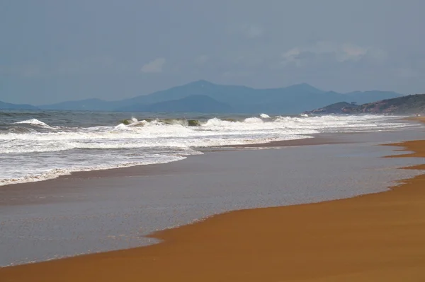 Spiaggia, roccia, mare, onde — Foto Stock