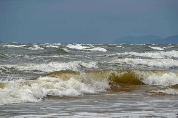 Ondas espumantes, mar, céu tempestuoso — Fotografia de Stock