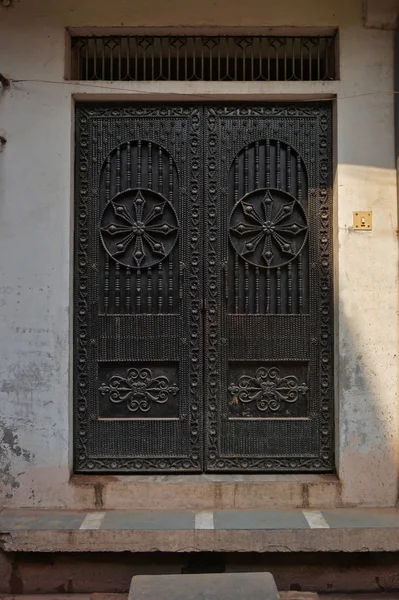 Oude deuren India, Varanasi — Stockfoto