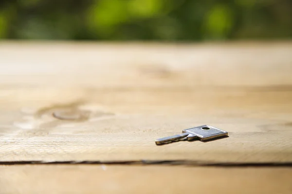 Llaves sobre un fondo de madera — Foto de Stock