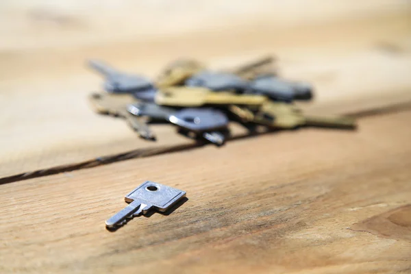 Tasten auf einem hölzernen Hintergrund — Stockfoto