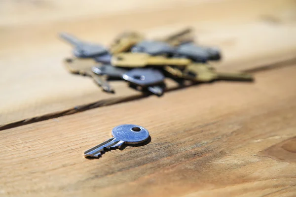 Ключі на дерев'яному фоні — стокове фото
