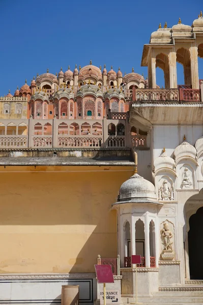 Jaipur, Rajasthan, Índia: A cidade rosa Jaipur com sua vista principal, o palácio dos ventos com smog no fundo . — Fotografia de Stock