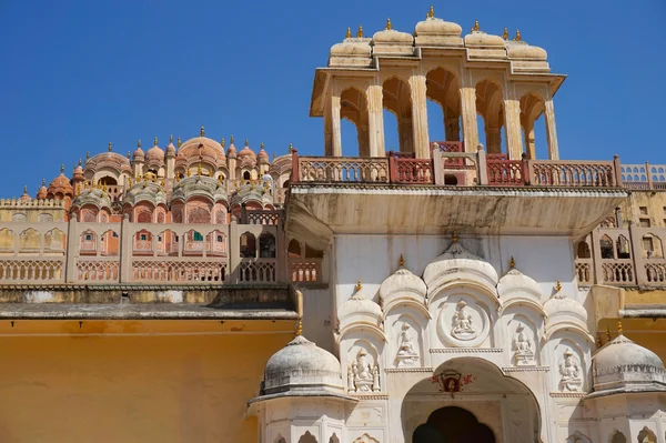 Джайпур, Раджастан, Індія: Рожеве місто Джайпур з головною його деталлю палац вітрів з смогу у фоновому режимі. — стокове фото