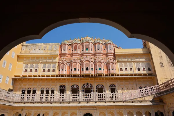 Jaipur, Rajasthan, Indie: Růžové město Jaipur s jeho hlavní pohled, palác větrů s smogu v pozadí. — Stock fotografie