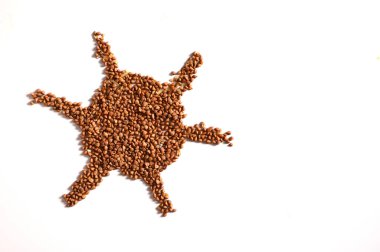 Karabuğday beyaz arka planda güneş şeklinde inler.