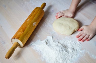 Hamur ve merdane. Çocuk para kazanıyor.