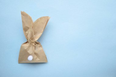 Paskalya tavşanı hediye paketleri. Kullanma kılavuzu. Kendi ellerinizle ve çocuklarınızla birlikte kağıt işçiliğiniz. Paskalya bayramı için bir hediye. Yaratıcı bir fikir..