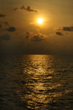 Altın gibi güzel gün batımı okyanusun üzerinde.