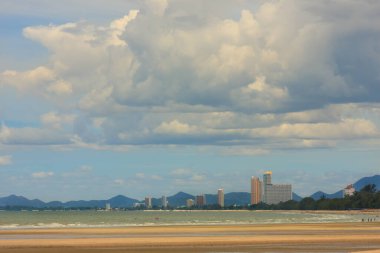 Fırtına altında bir sahil şehri..