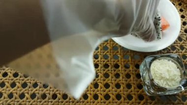 Vejetaryenler ve vejetaryenler için sağlıklı meyve yemeği hazırlayın.