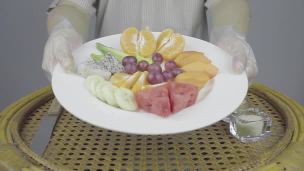 Sağlıklı Bir Yemek Için Vejetaryen Vejetaryen Meyve Gösterisi Elma Portakal — Stok video
