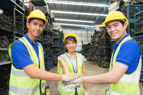 Mulher Homens Trabalham Juntos Olham Frente Ásia Engenheiro Trabalhador Mulher — Fotografia de Stock