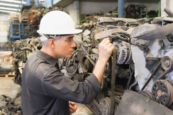 エンジニアマン作業 白人マネージャーは工場倉庫で自動車部品をチェックヘルメットを書きました — ストック写真