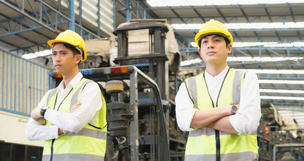 Dos Ingenieros Asiáticos Levantan Cruzan Los Brazos Fábrica Almacén — Foto de Stock