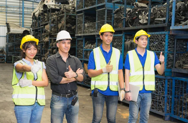 Homem Mulher Trabalham Juntos Diversidade Trabalhadores Engenharia Caucasianos Asiáticos Levantam — Fotografia de Stock