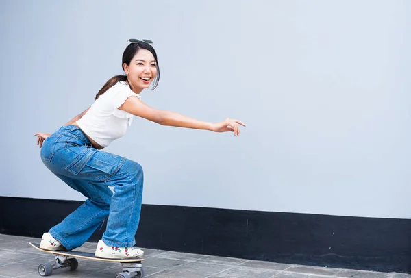 Asiatisches Süßes Mädchen Oder Frau Glücklich Auf Dem Surfskateboard Vor — Stockfoto