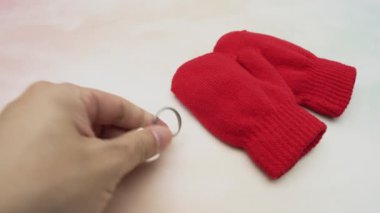 Mutlu aile sahnesi baba kayıp çocuk aşk zinciri hediye alarak çocuk eldivenleri yakın renkli arka planda, baba babadan babalar gününde anahtarlık alır markasız anahtarlık ve eldiven
