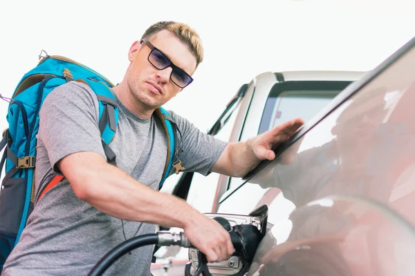 Propietario Coche Blanco Caucásico Con Mochila Azul Mirando Recto Sosteniendo — Foto de Stock