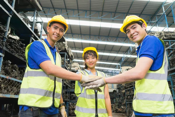 Mulher Homens Trabalham Juntos Colega Olhar Para Mesma Maneira Asiático — Fotografia de Stock