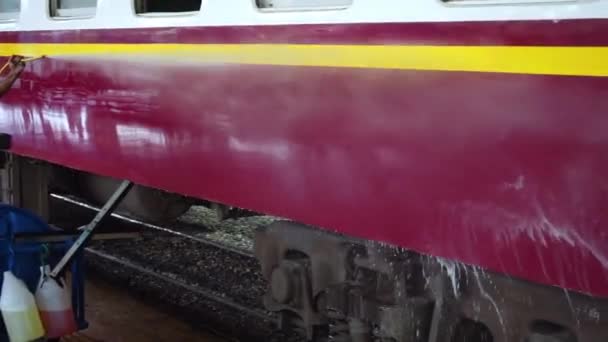 Asyalı Işçi Metro Istasyonunda Eski Model Treni Yıkıyor — Stok video